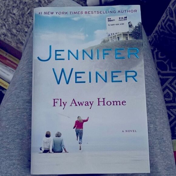 Fly Away Home. A Novel by Jennifer Weiner Hard Cover - Picture 1 of 5